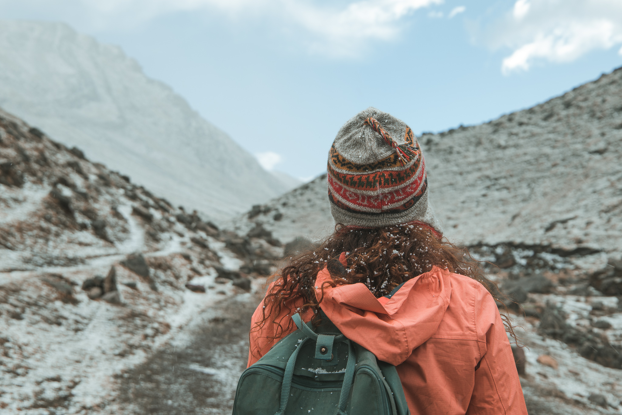 woman flashpack peru rainbow mountain