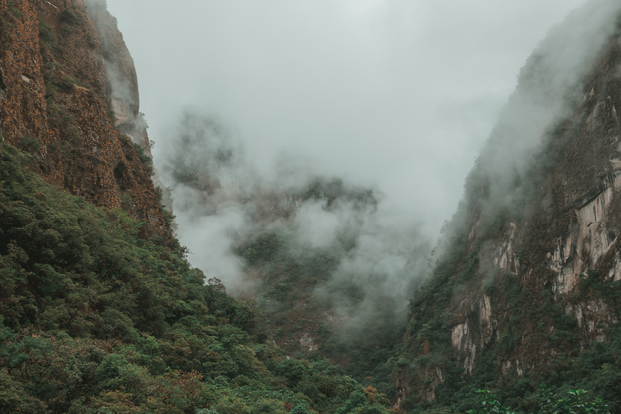 aguas calientes misty mountains